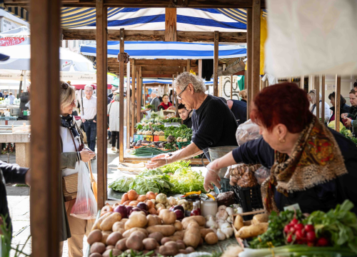 Veliki petak na šibenskoj pijaci: Traži se meso i zelenje, na peškariji nema gužve