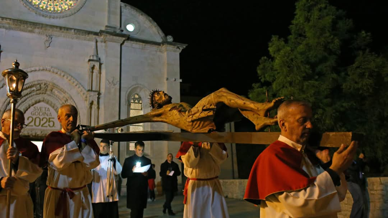 Obredi Velikog petka u Šibeniku: Održana tradicionalna procesija i molitva u katedrali