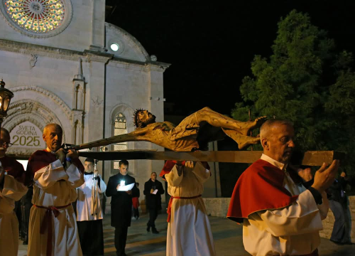 Obredi Velikog petka u Šibeniku: Održana tradicionalna procesija i molitva u katedrali