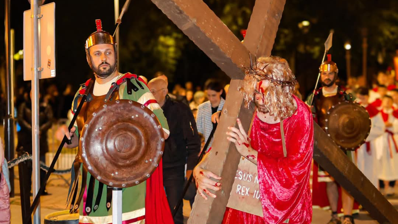 Veliki petak u Vodicama obilježen mirnom procesijom kroz grad