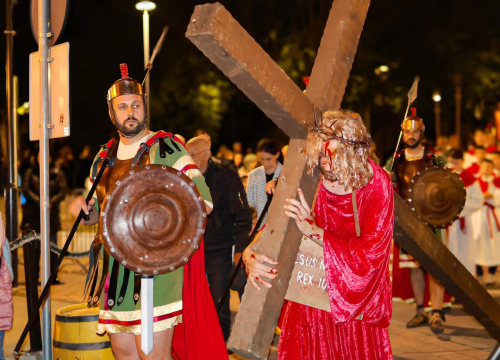 Veliki petak u Vodicama obilježen mirnom procesijom kroz grad