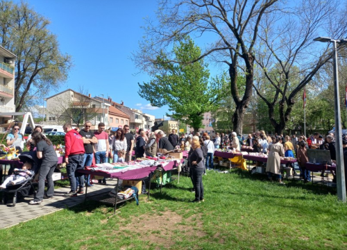 Uskrsni sajam u Kninu okupio brojne posjetitelje uz domaće proizvode, veseli program i pokojeg zeca