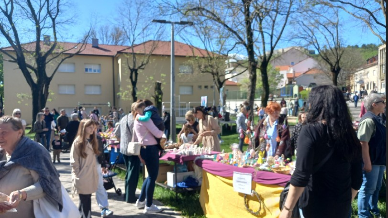 Uskrsni sajam u Kninu okupio brojne posjetitelje uz domaće proizvode, veseli program i pokojeg zeca