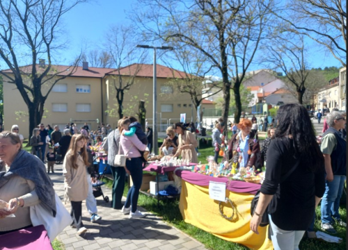 Fotografija 1 - Uskrsni sajam u Kninu okupio brojne posjetitelje