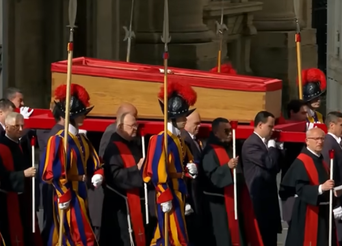 Papin grob će biti od ligurskog mramora, a njegovo tijelo dočekat će siromasi