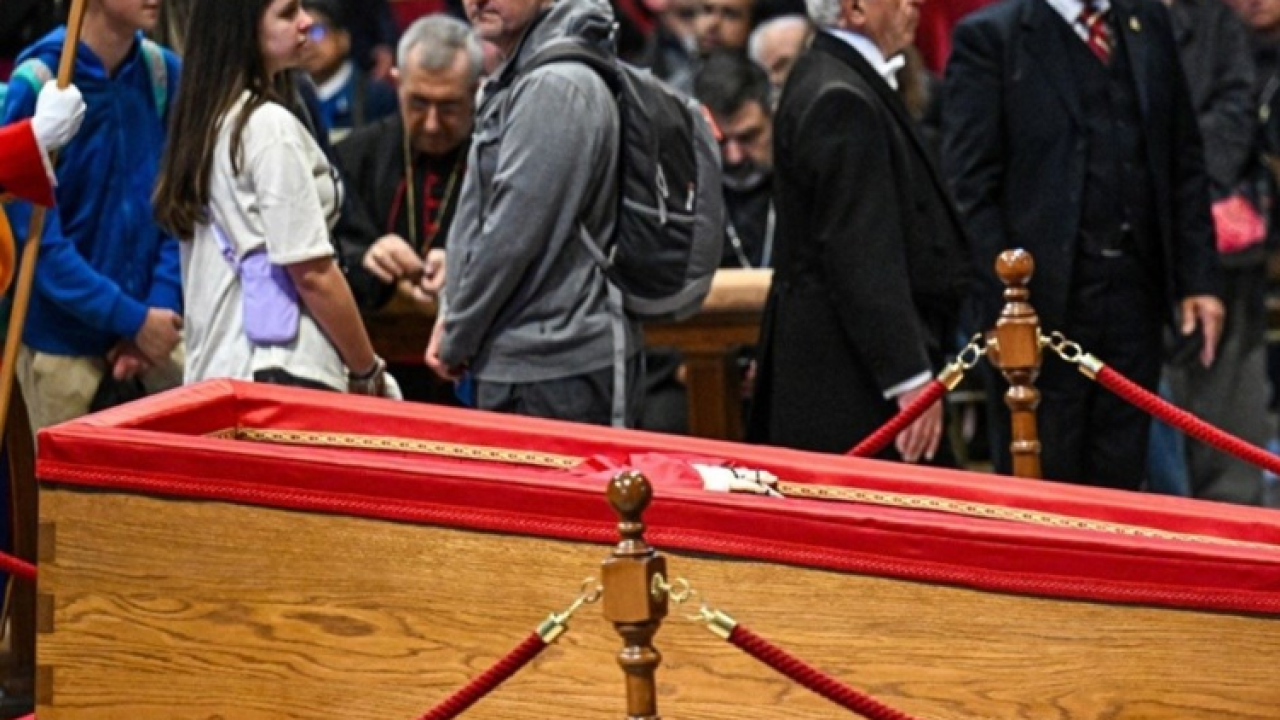 Posljednji ispraćaj pape Franje: Sve je spremno za pogreb, dolaze svjetski čelnici i tisuće vjernika