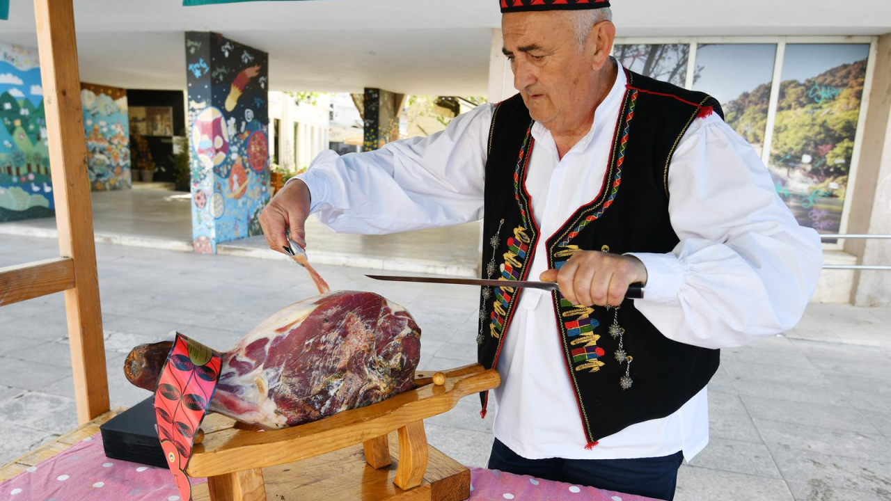 Šibenska riva miriše na pršut: Sajam domaćih delicija privukao brojne posjetitelje