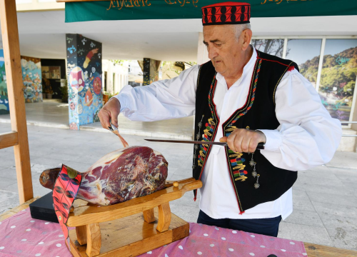 Šibenska riva miriše na pršut: Sajam domaćih delicija privukao brojne posjetitelje
