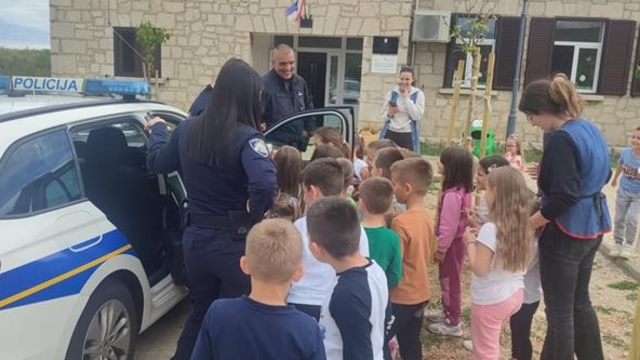 Policijski službenici i njihov pas Tigar posjetili dječji vrtić u Radoniću