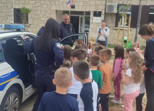 Policijski službenici i njihov pas Tigar posjetili dječji vrtić u Radoniću