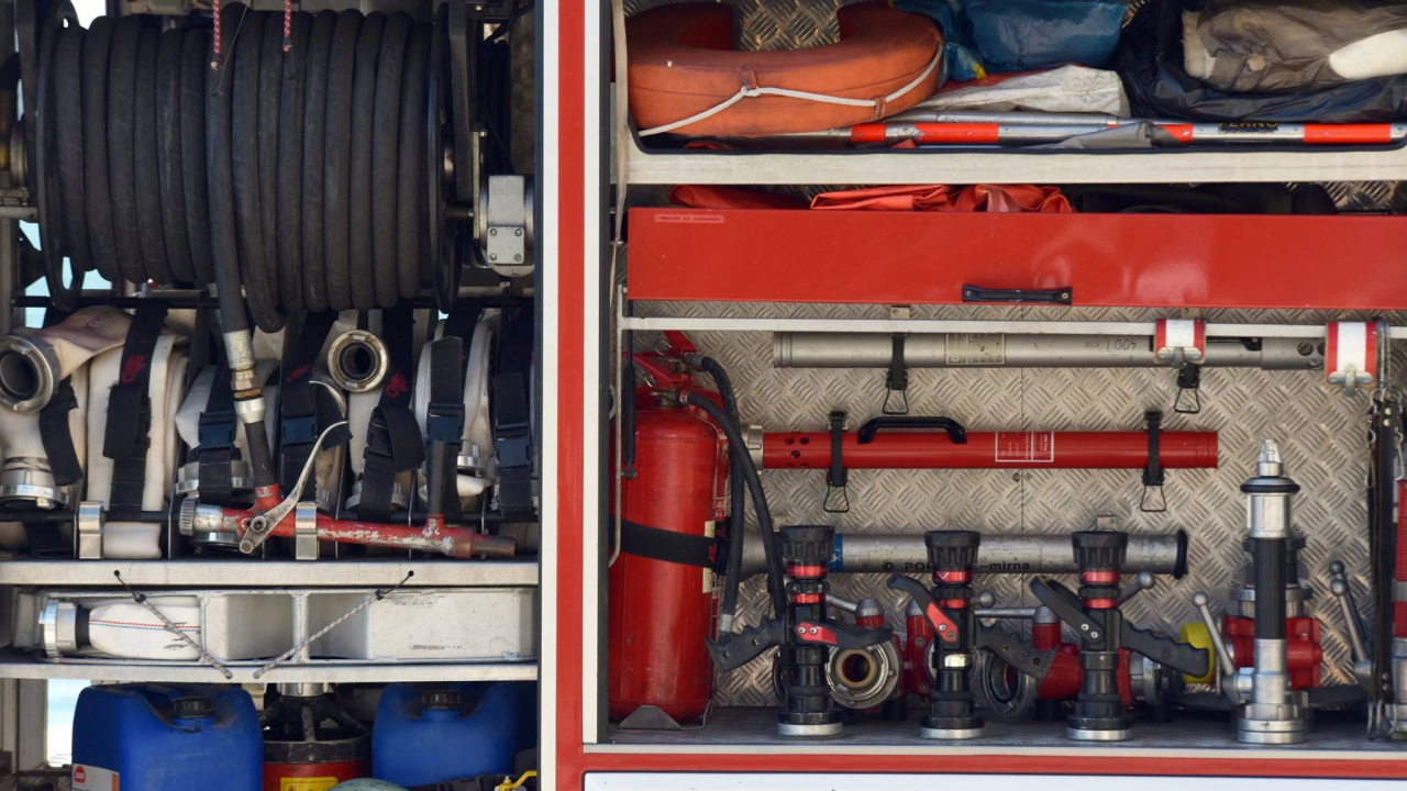 Vatrogasci danas intervenirali u Drnišu, Vodicama, Pirovcu i nakon prometne nesreće u Ivinju