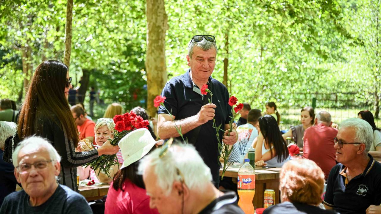 SDP-ovci dijelili karanfile u NP Krka: 'Ovo je dan kada uzimamo predah i koji nas podsjeća na radničku solidarnost'