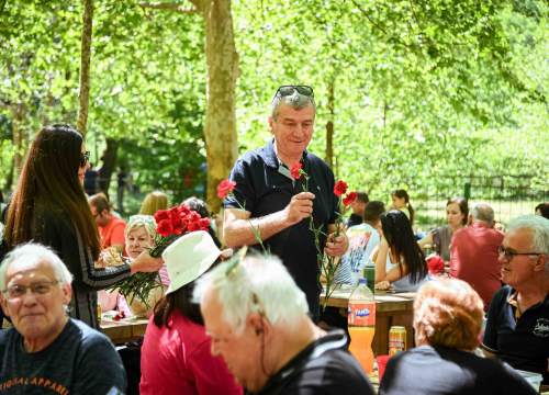 SDP-ovci dijelili karanfile u NP Krka: 'Ovo je dan kada uzimamo predah i koji nas podsjeća na radničku solidarnost'