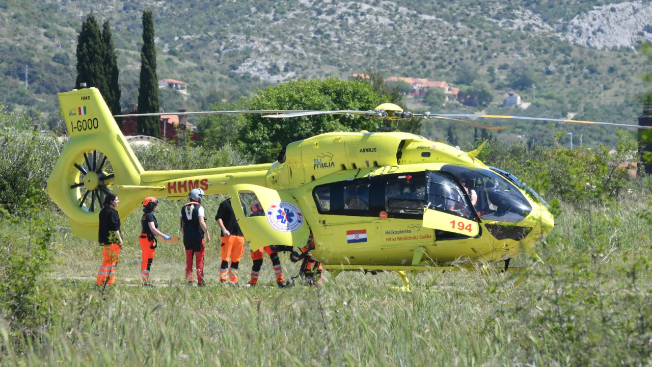 Helikopteri hitne pomoći svakodnevno prevoze pacijente iz Šibenika – vatrogasci osiguravaju slijetanje i uzlijetanje u Mandalini