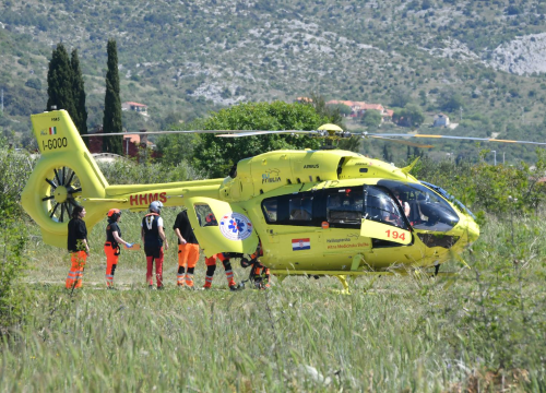 Helikopteri hitne pomoći svakodnevno prevoze pacijente iz Šibenika – vatrogasci osiguravaju slijetanje i uzlijetanje u Mandalini