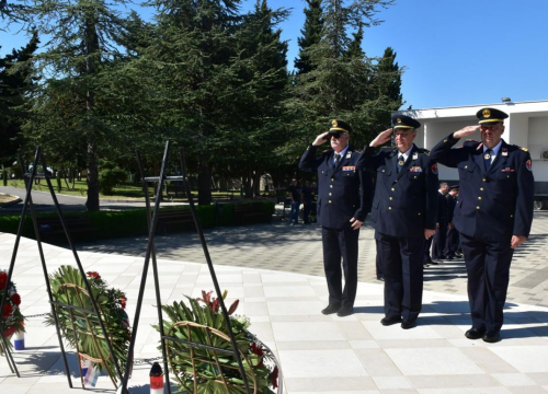 Fotografija 7 - Polaganjem vijenaca obilježen Međunarodni dan vatrogasaca i blagdan sv. Florijana