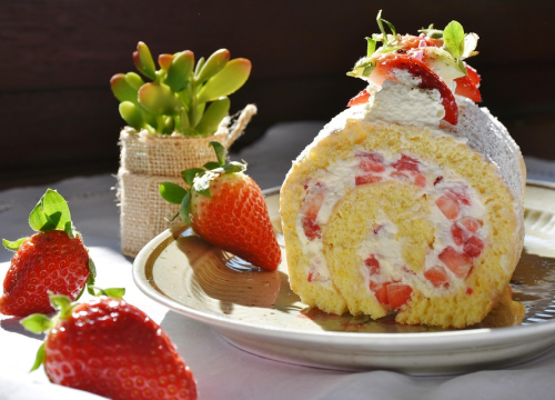 Sezona je jagoda: Donosimo pet recepata za kolače u koje ih možete dodati