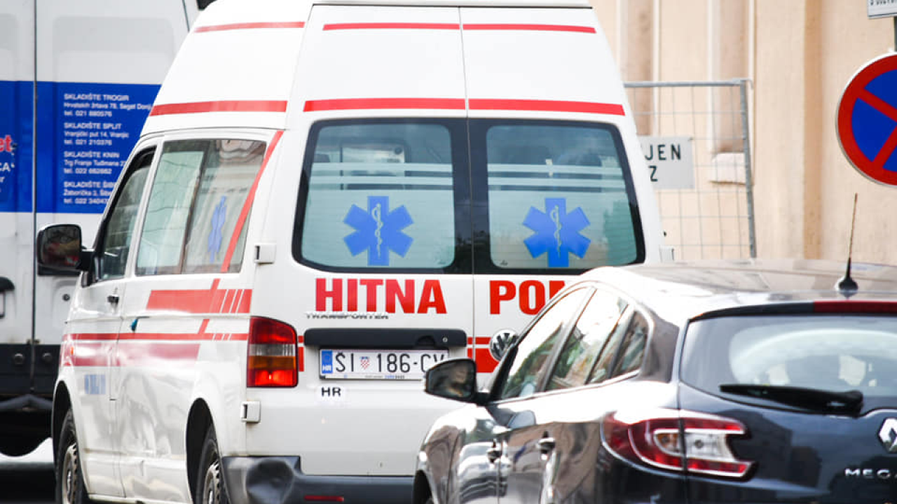 Vozačica (77) u Bilicama oduzela prednost mopedistu, 68-godišnjak teško ozlijeđen