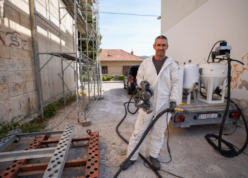 Nakon posjeta roditeljima očistio crkvu od grafita: Evo kako je Ante Muić Mandalinu učinio ljepšom