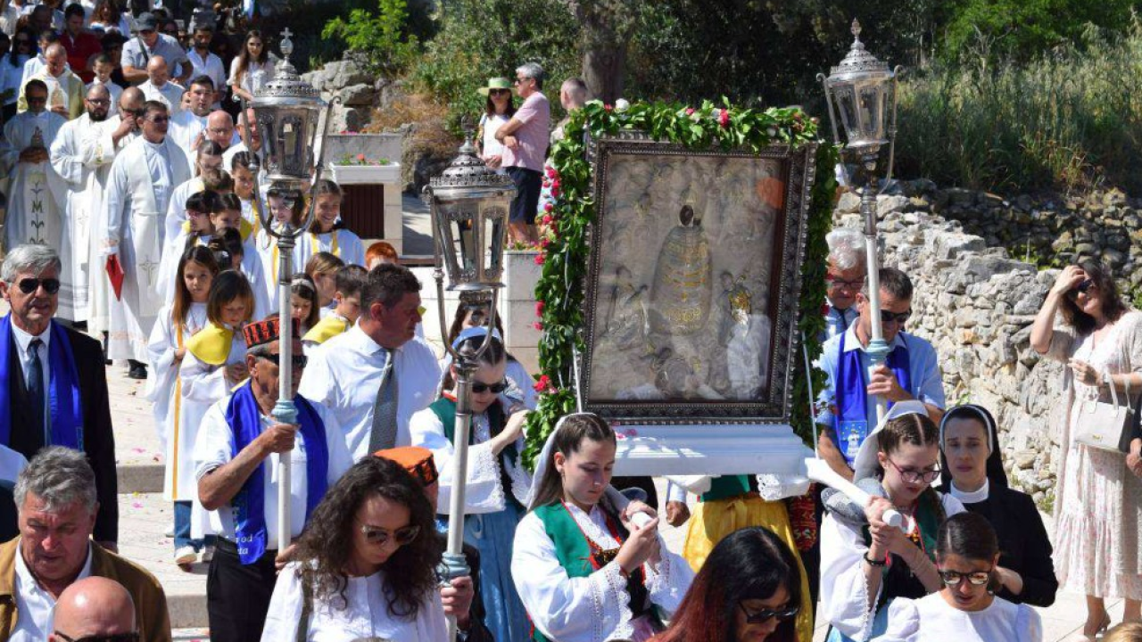 U Primoštenu po 190. put proslavljen blagdan Gospe od Loreta