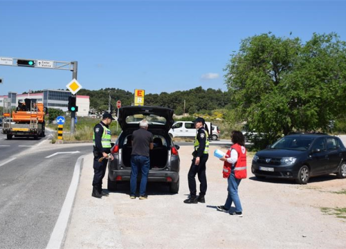 Fotografija 2 - Održana akcija '5 do 12': Policija dijelila kutije prve pomoći i nagradila uzorne vozače