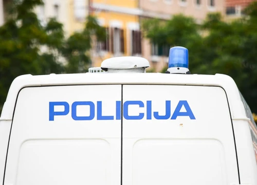 Muškarac (50) kod Tisnog bez dozvole dotjerao kuću i izgradio betonske bazene