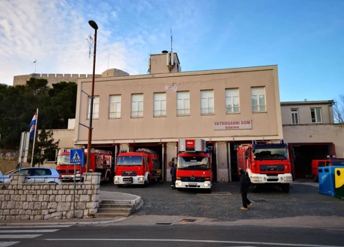 Noćas se oglasio požarni alarm u zgradi šibenskog HZZO-a, srećom bila je lažna uzbuna