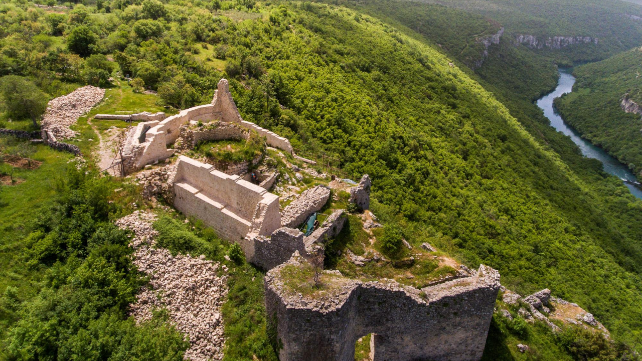Doživite čaroliju rijeke Krke – zaplovite njome od slapova do otoka, između litica veličanstvenog kanjona