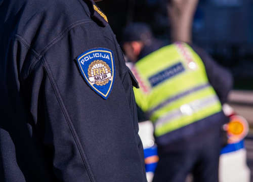 Policajci u Vodicama zaustavili drogiranog vozača, suvozač predao vrećicu s travom