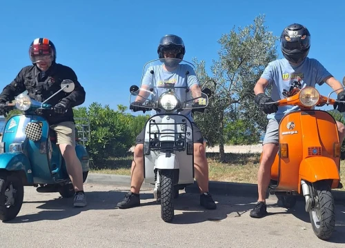Vespaši ponovno zavladali Šibenikom: Održan 10. susret šibenskog Vespa kluba