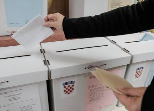 GONG: Jedan kandidat ispred biračkog mjesta nagovara birače, građani prijavili još nepravilnosti