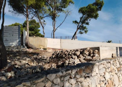 Uz Pripuza sad i drugi dižu ilegalne zidove na Murteru: 'Uništavanje se dalje nastavlja'
