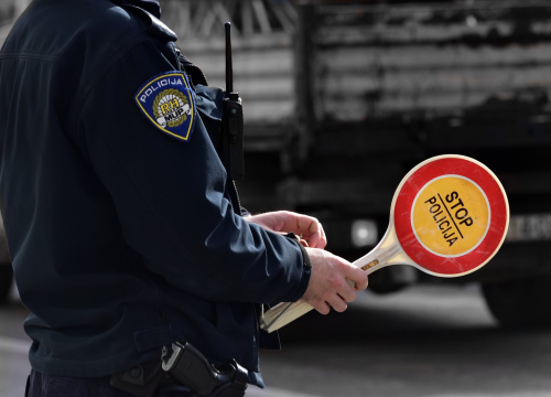 U Drnišu napuhao dva promila, završio na triježnjenju, pa na sudu