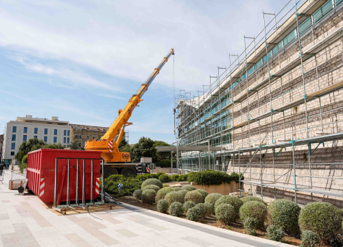 Fotografija 2 - Gradska knjižnica ostaje bez stakala: Pogledajte kako napreduju radovi na glavnom gradskom trgu