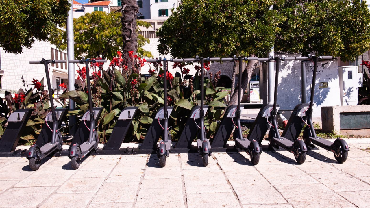 U Vodicama 27-godišnjak pao s romobila i zadobio teške tjelesne ozljede