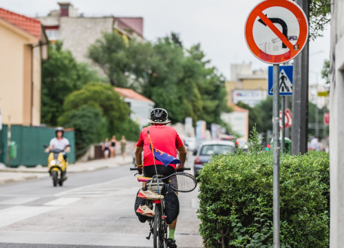 Muškarac (35) u Šibeniku automobilom udario biciklista: Zadržan je do daljnjega u bolnici