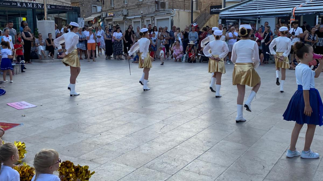 Na primoštenskom trgu Rudine zaplesalo 180 mažoretkinja