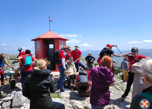 Nesvakidašnji uspon na Dinaru: Uz pomoć HGSS-ovaca i planinara u kolicima osvojio najviši vrh Hrvatske