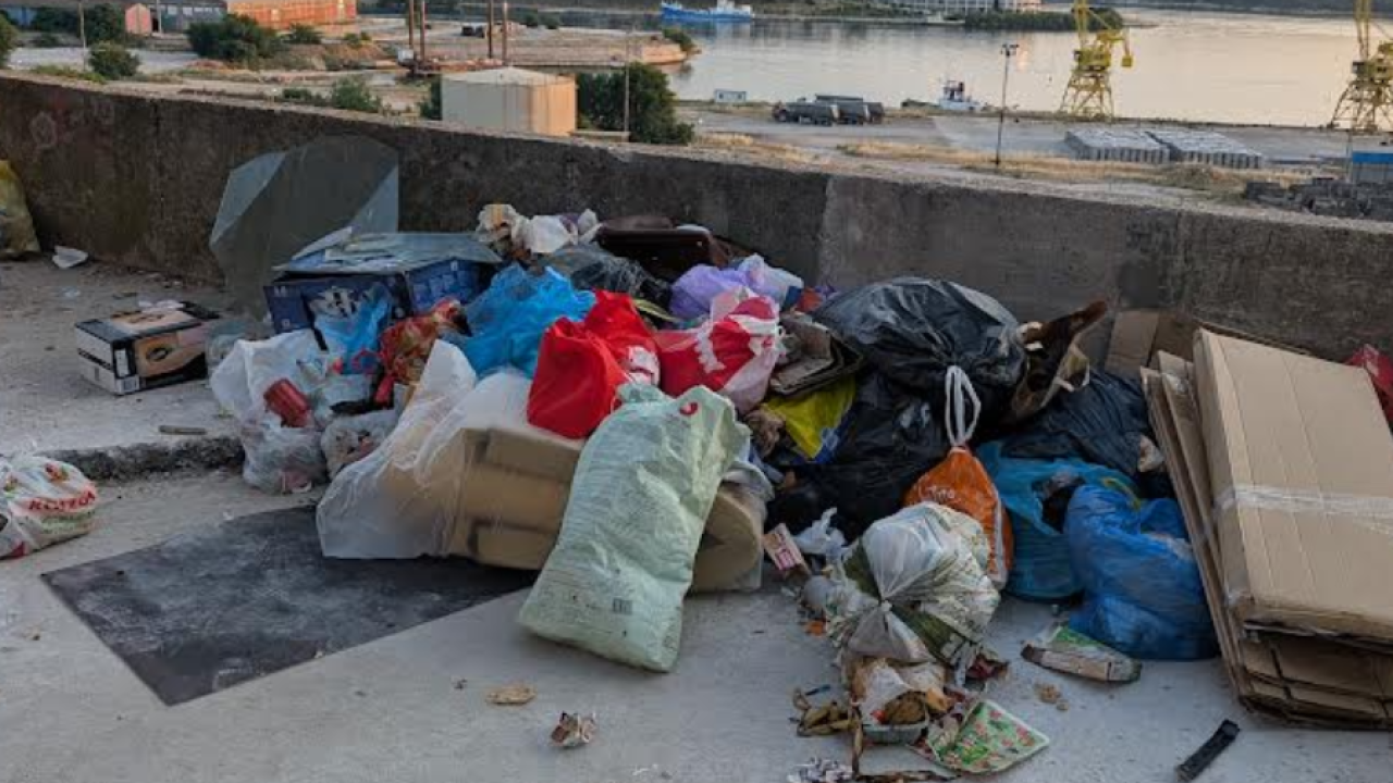 Stanari u Ulici Stjepana Radića 'guše se' od smrada: 'Kontejnera nema, smeće stoji na plus 35'