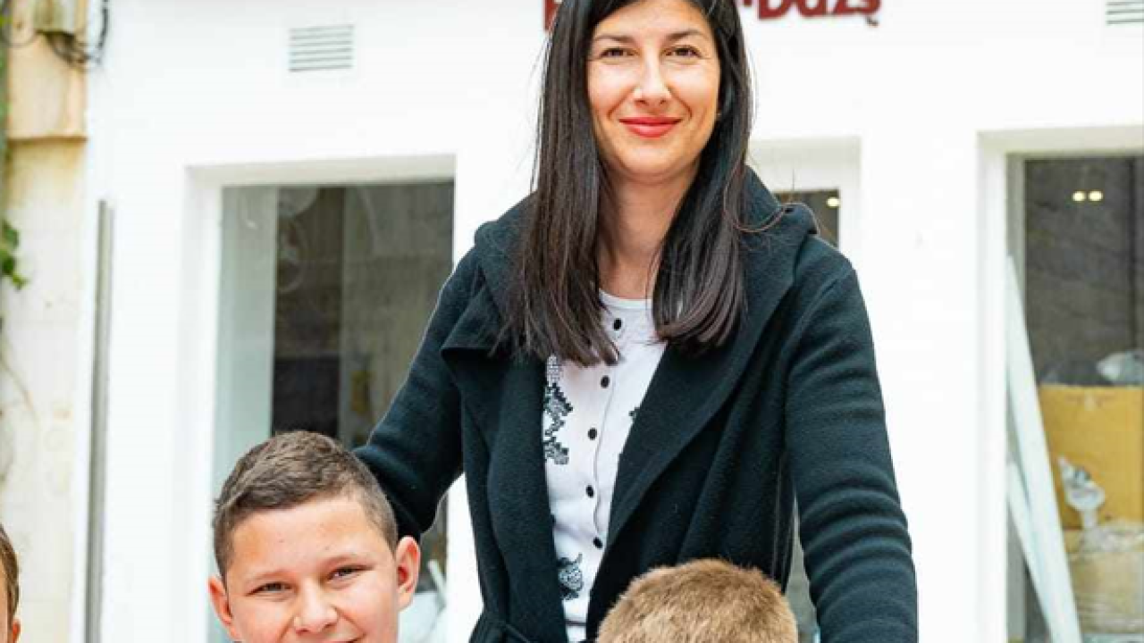 Marijana je učiteljica u školi na Zlarinu koja najesen ostaje prazna, a ona postaje tehnološki višak