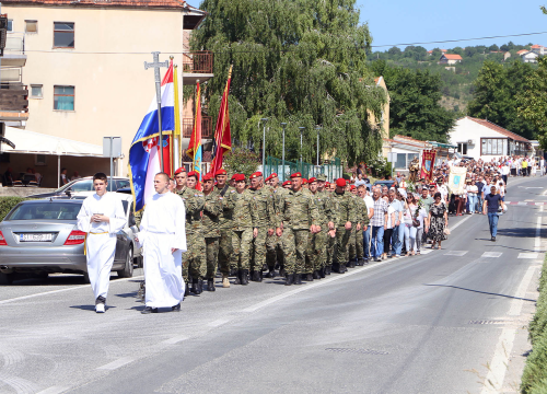 Fotografija 1 - Biskup Rogić predvodio misno slavlje u Kninu povodom blagdana sv. Ante Padovanskog