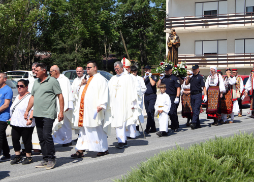 Fotografija 2 - Biskup Rogić predvodio misno slavlje u Kninu povodom blagdana sv. Ante Padovanskog