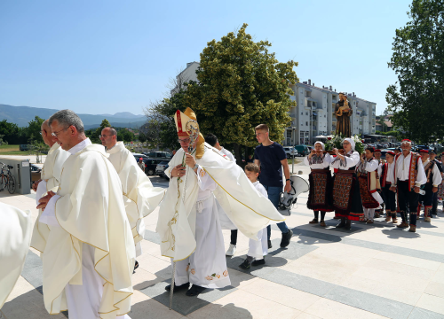 Fotografija 5 - Biskup Rogić predvodio misno slavlje u Kninu povodom blagdana sv. Ante Padovanskog