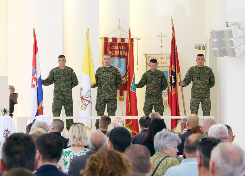 Fotografija 12 - Biskup Rogić predvodio misno slavlje u Kninu povodom blagdana sv. Ante Padovanskog