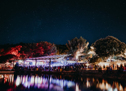 Tisno postaje epicentar elektronske glazbe: Čak 8 vrhunskih festivala i Barbarellas afteri garantiraju ljeto za pamćenje