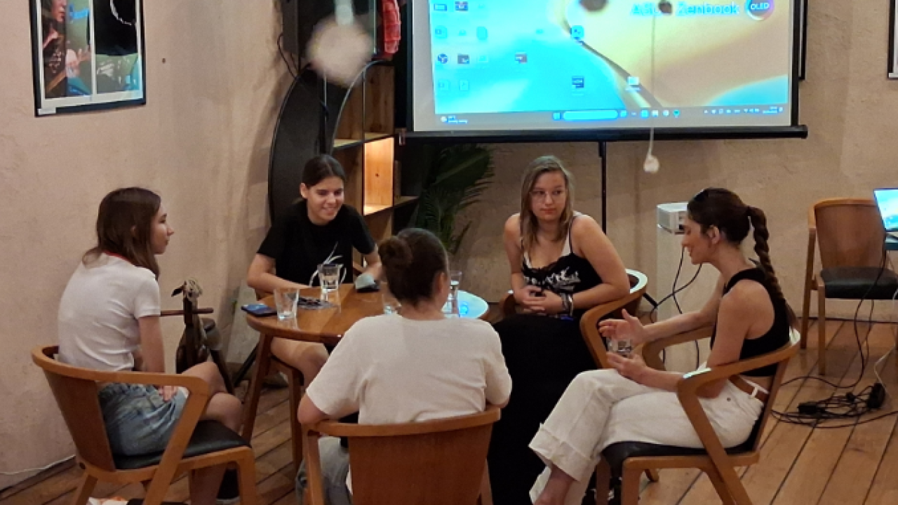 U Azimutu počela radionica 'Kako se rade pjesme' koju vodi glazbenica Sara Renar