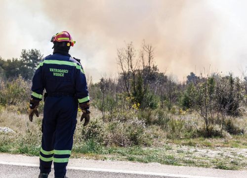 Murter, Šibenik, Vodice, Tisno... Požari i tehničke intervencije vatrogasaca diljem županije
