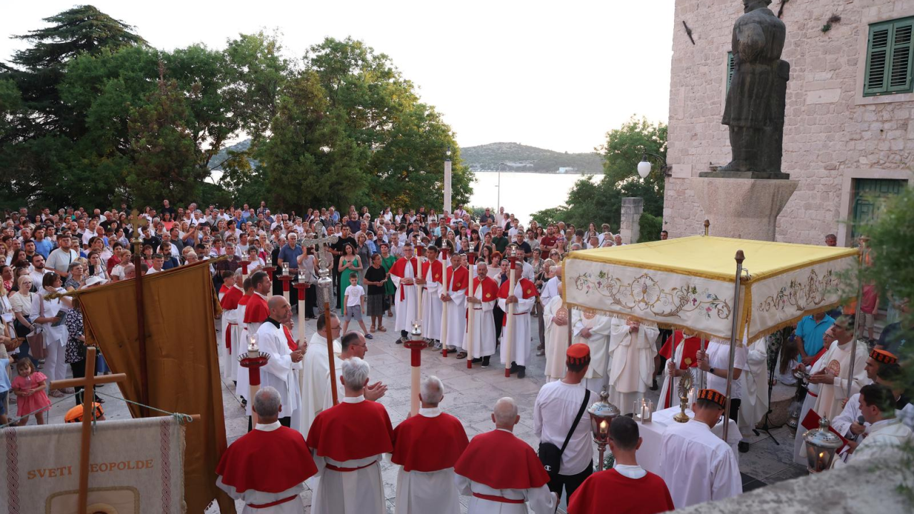 Nakon misnog slavlja u katedrali šibenskom kalelargom prošla Tijelovska procesija
