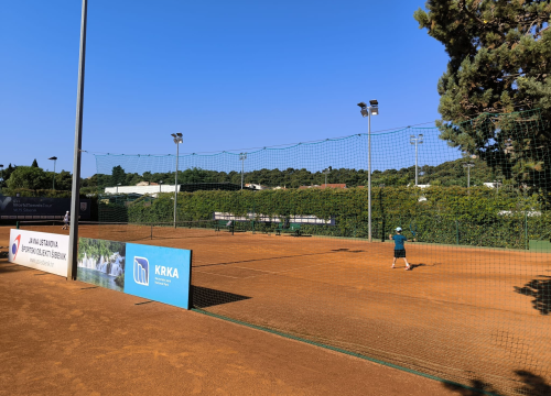 Održan teniski turnir za najmlađe na Šubićevcu:  Prva mjesta za Anu Čatipović i Luku Karamatića, odlični i domaćini