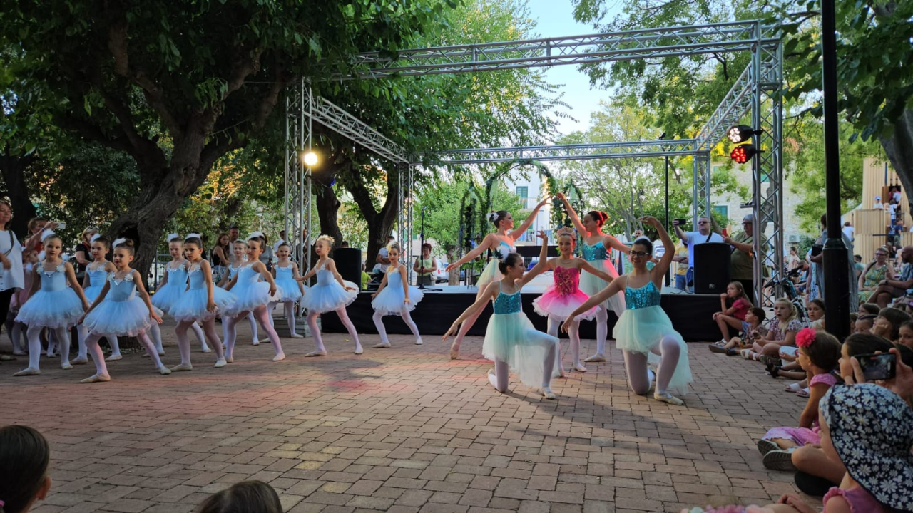 Mlade tribunjske balerine donose bajku na otvorenom u Tribunj, Vodice i Pirovac